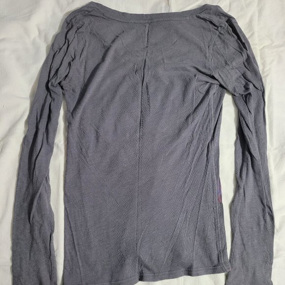 American Eagle grey floral long sleeve shirt in a size medium - Picture 5 of 6